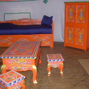 Hébergement insolite en yourte colorée avec mobilier traditionnel peint à la main.