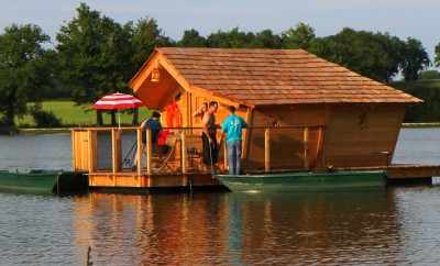 Cabanes familiales Alizé, Beauclair, Guppy, Les Demoiselles et Poisson Clown – Village Flottant de Pressac