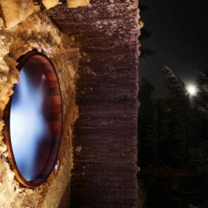 Hébergement insolite en Bourgogne-Franche-Comté avec un bain nordique sous la lune.