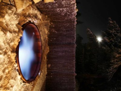 Hébergement insolite en Bourgogne-Franche-Comté avec un bain nordique sous la lune.