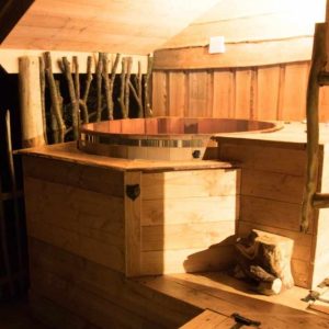 Hébergement insolite en Bourgogne-Franche-Comté avec un bain nordique en bois.