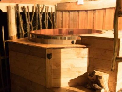 Hébergement insolite en Bourgogne-Franche-Comté avec un bain nordique en bois.