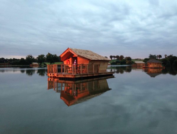 cabane-alize-avec-le-soleil-la-taquinant