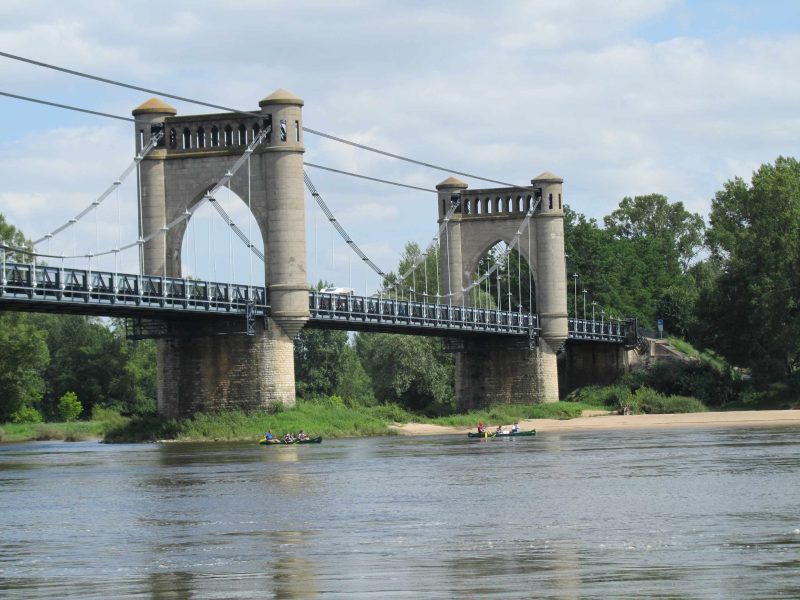 Pont majestueux surplombant un hébergement en bord de rivière, idéal pour les amoureux de la nature.
