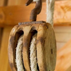 Poulie en bois suspendue dans un hébergement insolite au Centre, ambiance rustique.