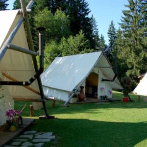 camp-altipik-vue-sur-les-lodges-famille