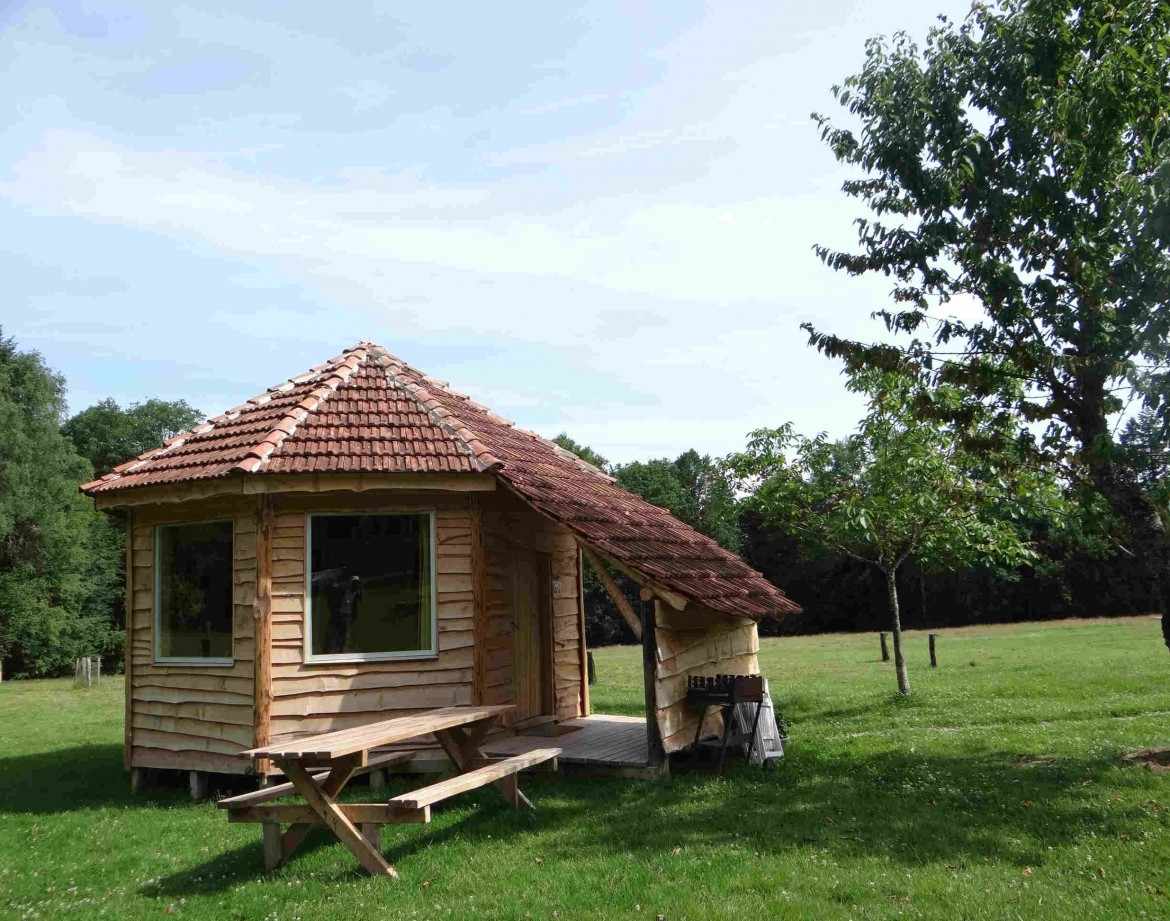 Cabane en bois dans un cadre verdoyant, idéale pour un séjour insolite en Grand-Est.