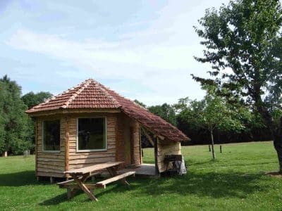 Cabane en bois dans un cadre verdoyant, idéale pour un séjour insolite en Grand-Est.