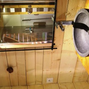 Hébergement insolite en bois avec lavabo en pierre et douche moderne à Bourgogne-Franche-Comté.