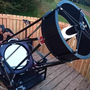 Hébergement insolite en Bourgogne-Franche-Comté avec un télescope sur une terrasse boisée.