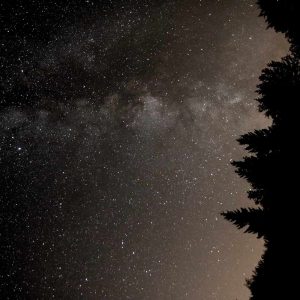 Hébergement insolite en Bourgogne-Franche-Comté, sous un ciel étoilé magnifique.