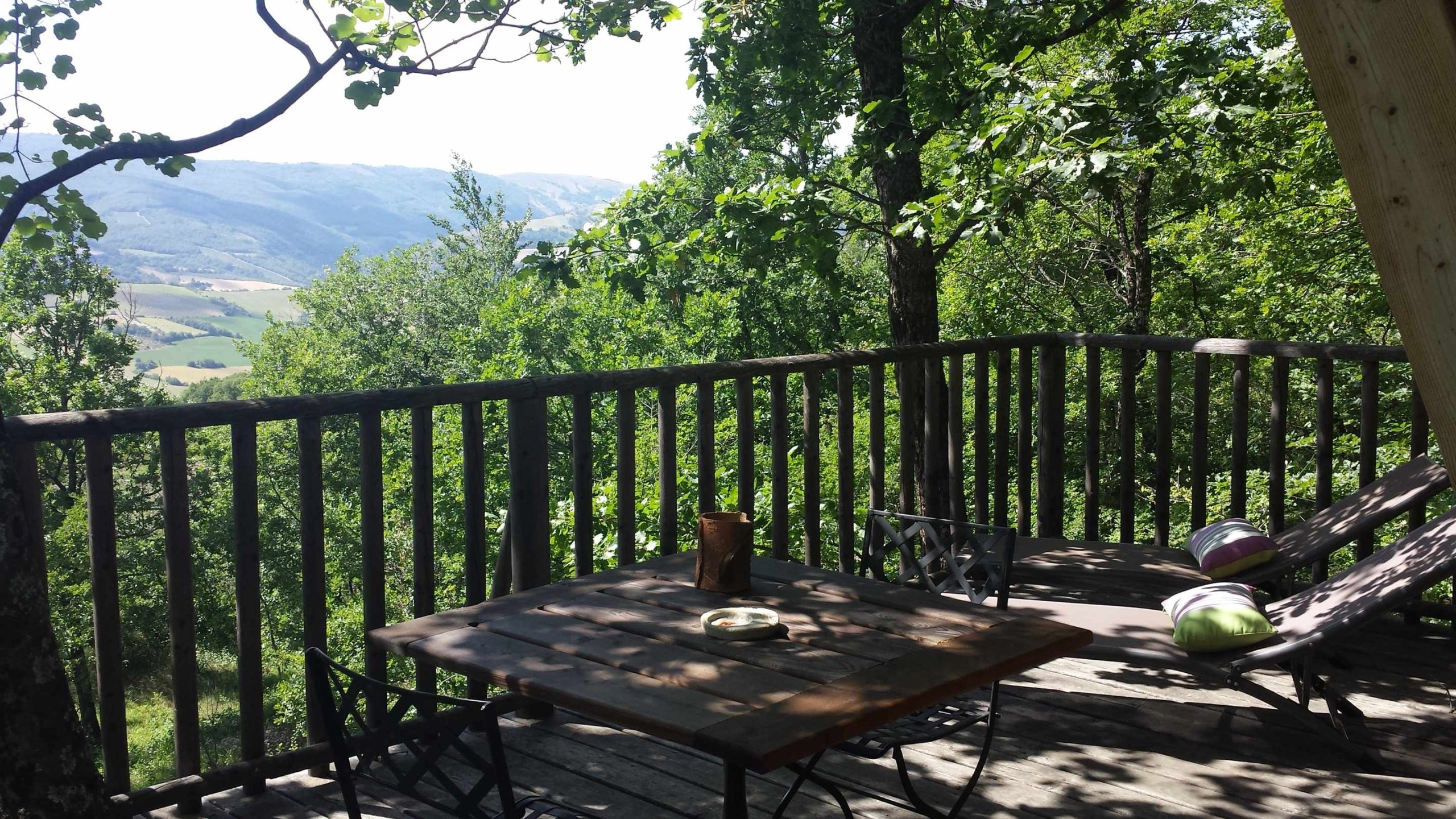 Cabane de la Bannette terrasse vue 20160625 Cabane perchée avec vue panoramique sur la nature verdoyante en Provence-Alpes-Côte dAzur.