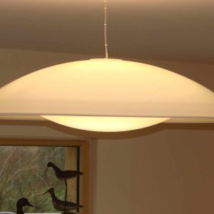 Lumière moderne suspendue dans un hébergement insolite en Bourgogne.