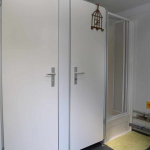 Hébergement insolite en Hauts-de-France : intérieur moderne avec douche et décor épuré.