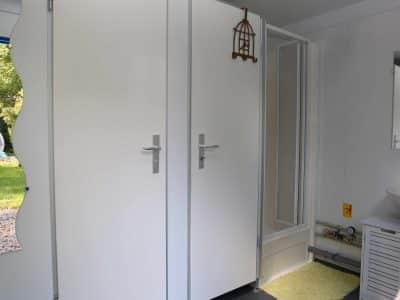 Hébergement insolite en Hauts-de-France : intérieur moderne avec douche et décor épuré.