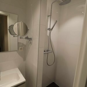 Salle de bain moderne dun hébergement insolite en Bourgogne avec douche spacieuse.