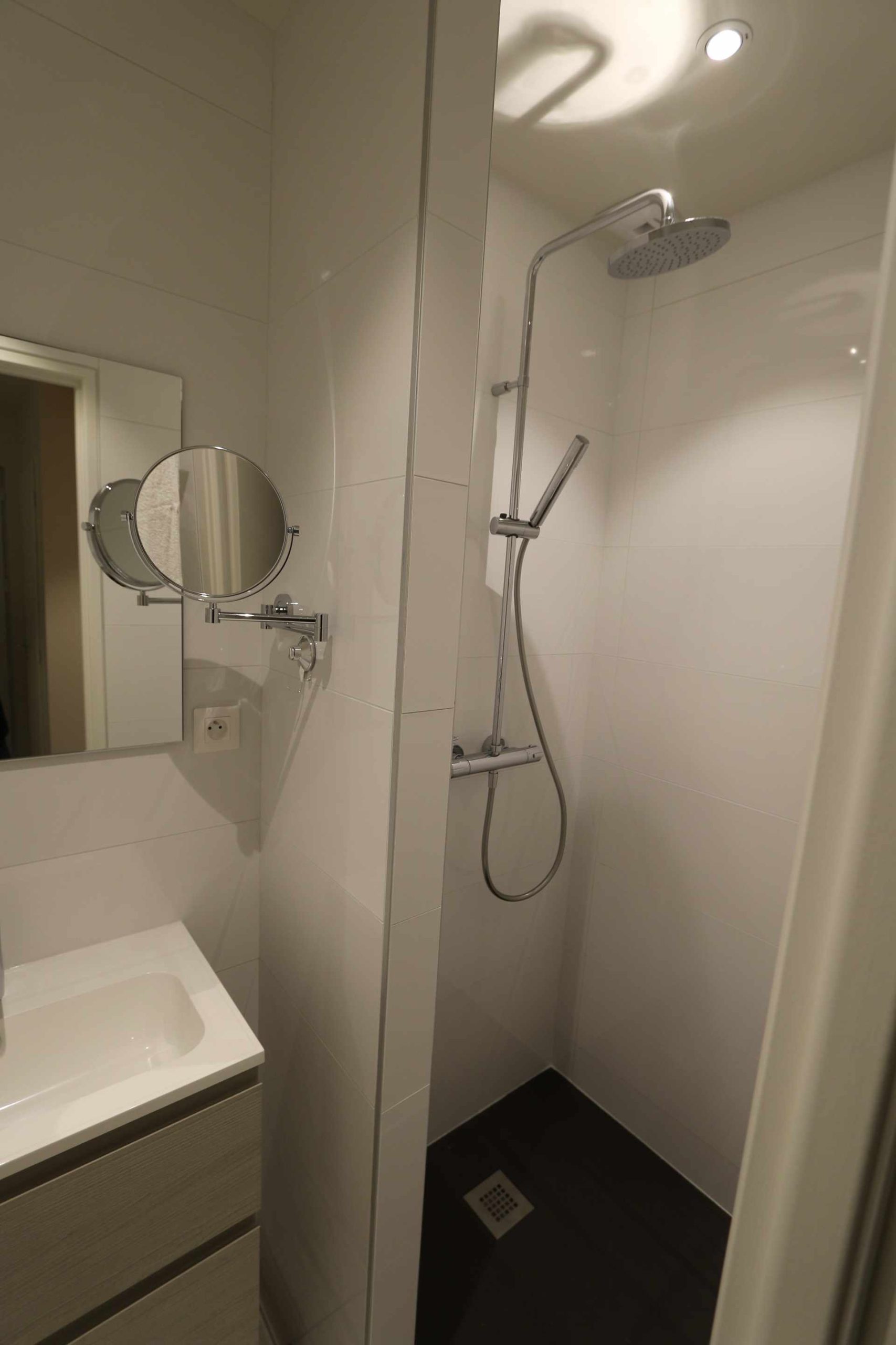 IMG_0777 Salle de bain moderne dun hébergement insolite en Bourgogne avec douche spacieuse.