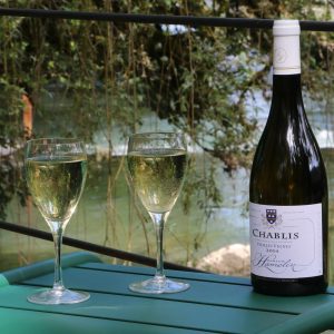 Dégustation de vin Chablis près dun hébergement insolite en Bourgogne, au bord de leau.