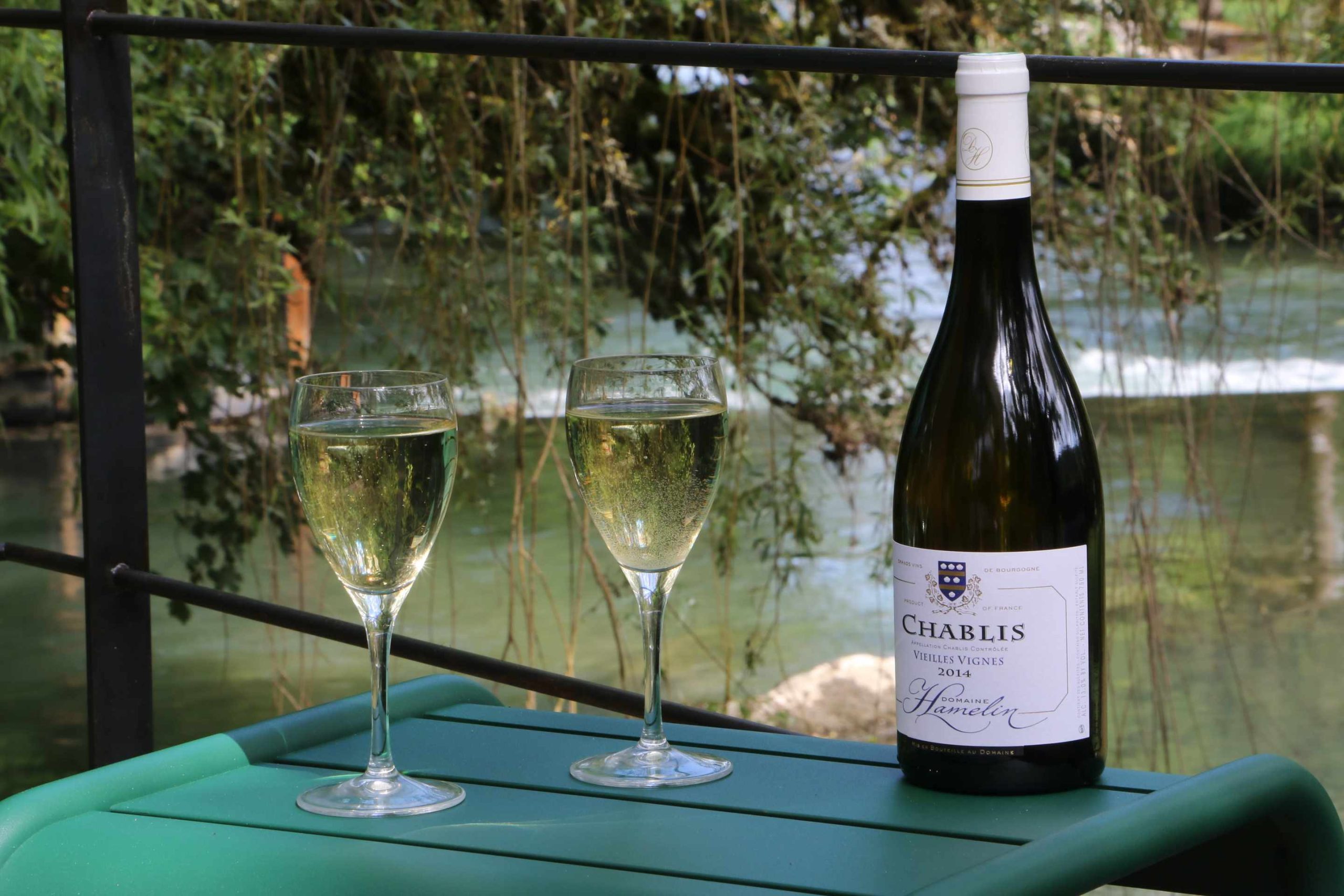 IMG_1003 Dégustation de vin Chablis près dun hébergement insolite en Bourgogne, au bord de leau.