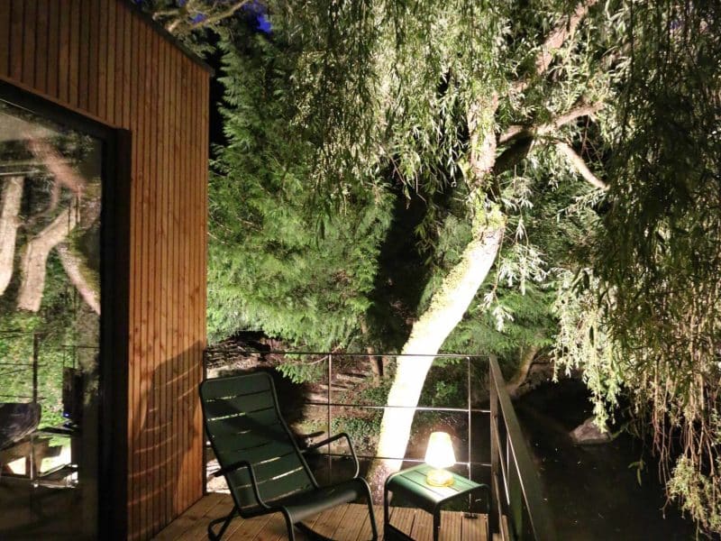 Cabane en bois à Bourgogne, avec terrasse éclairée et vue sur la nature.