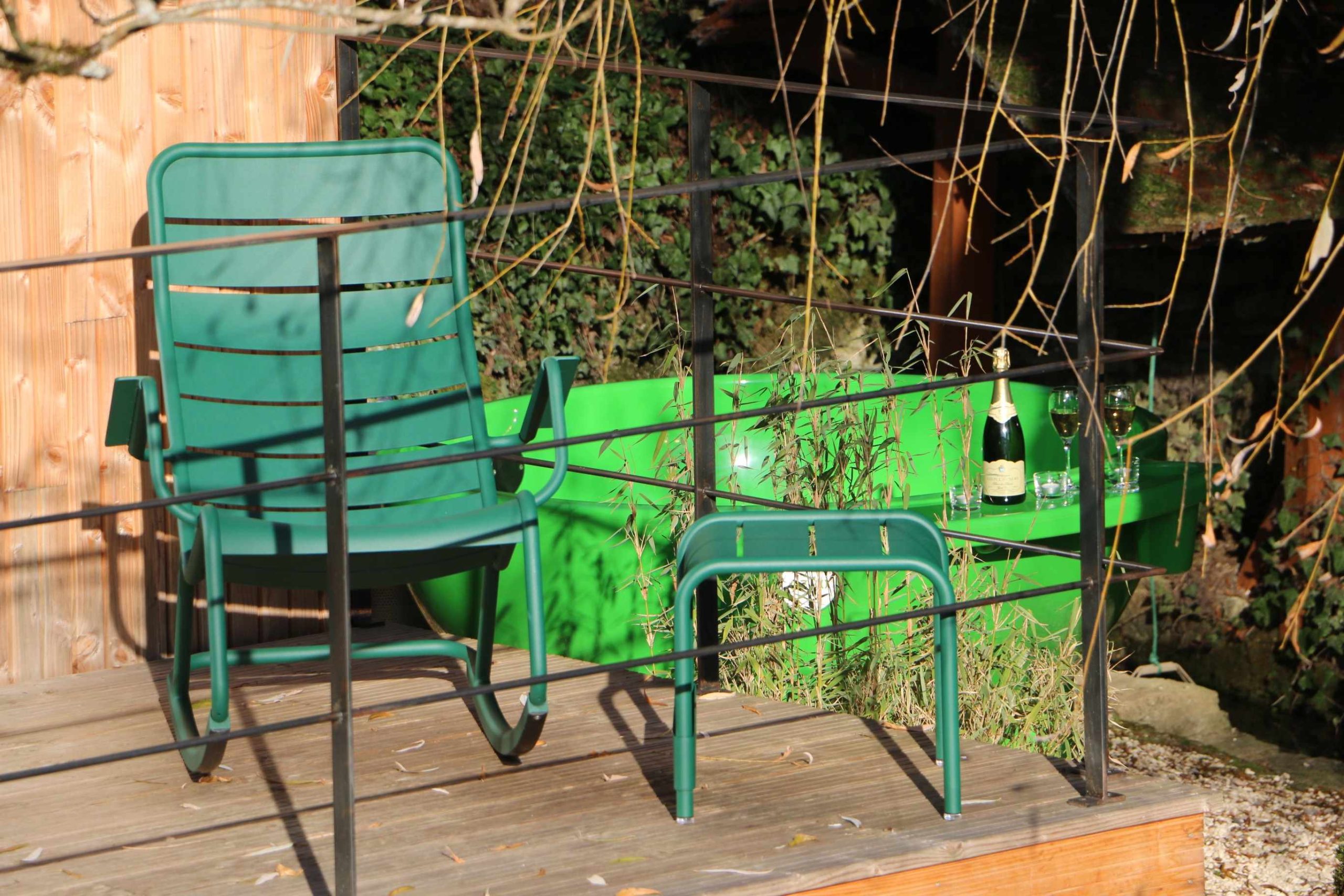 IMG_1526 Hébergement insolite en Bourgogne avec chaises vertes et baignoire extérieure.