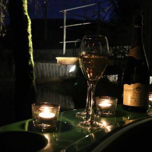Hébergement insolite en Bourgogne : ambiance romantique avec champagne et bougies.