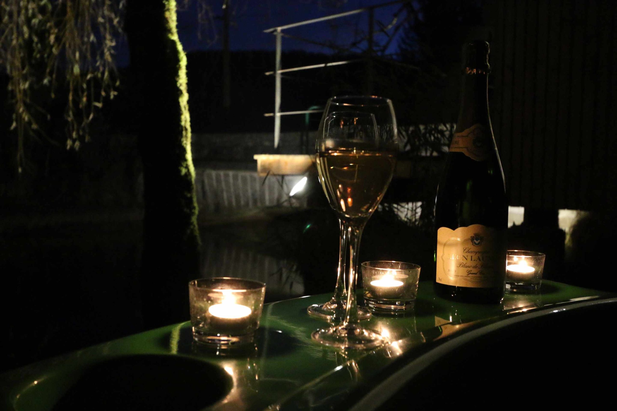 IMG_1546 (1) Hébergement insolite en Bourgogne : ambiance romantique avec champagne et bougies.