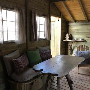 Cabane en bois à Île-de-France, avec un intérieur chaleureux et un mobilier en bois naturel.