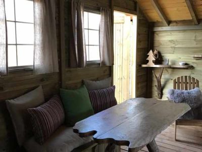 Cabane en bois à Île-de-France, avec un intérieur chaleureux et un mobilier en bois naturel.