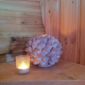 Hébergement insolite en Île-de-France : intérieur en bois avec une bougie et un décor original.