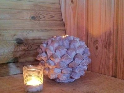 Hébergement insolite en Île-de-France : intérieur en bois avec une bougie et un décor original.