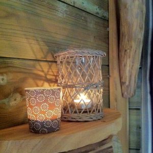 Hébergement insolite en Île-de-France : ambiance chaleureuse avec bougies décoratives.