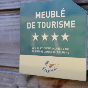 Hébergement insolite en Bourgogne, avec un panneau indiquant 4 étoiles de classement.