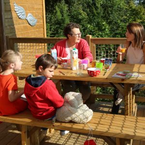 Séjour en cabane perchée dans les Hauts-de-France, moment convivial en famille.