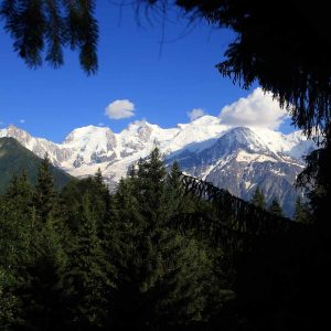 Hébergement insolite en Auvergne-Rhône-Alpes, avec vue sur des montagnes enneigées.