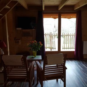 Cabane en bois à Aquitaine, avec un salon lumineux et vue sur la nature.