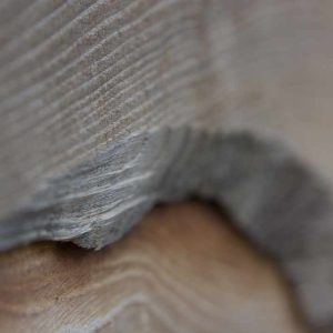 Hébergement insolite en bois au Centre, avec un détail de texture naturelle.