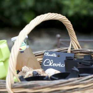 Panier gourmand dans un hébergement insolite en Centre, avec boissons et douceurs.