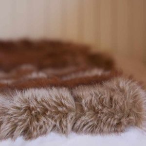 Hébergement insolite en Centre : lit douillet avec une couette en fourrure douce.