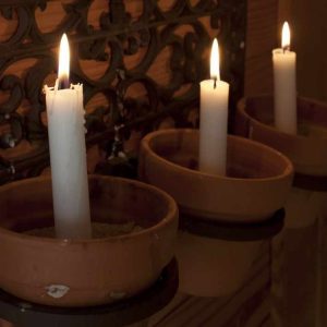 Hébergement insolite à Centre : bougies blanches dans des pots en terre cuite.
