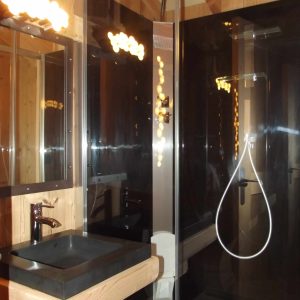 Salle de bain moderne dans un hébergement insolite en bois en Bourgogne-Franche-Comté.