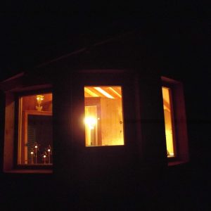 Hébergement insolite en Bourgogne-Franche-Comté, avec une chaleureuse lumière dorée.