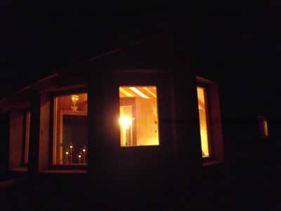 Hébergement insolite en Bourgogne-Franche-Comté, avec une chaleureuse lumière dorée.