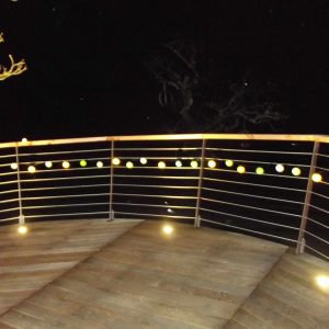 Hébergement insolite en Bourgogne-Franche-Comté, terrasse illuminée sous un ciel étoilé.