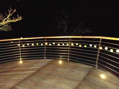 Hébergement insolite en Bourgogne-Franche-Comté, terrasse illuminée sous un ciel étoilé.