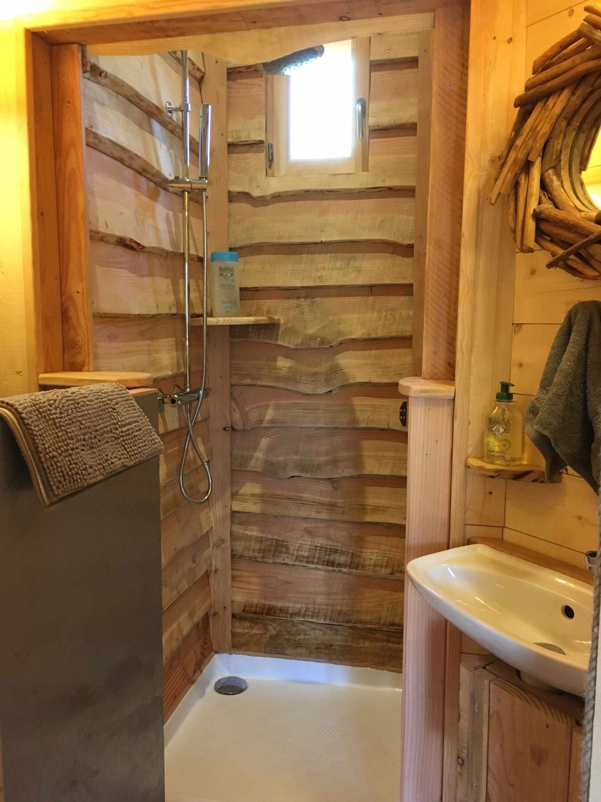 IMG_0083 Douche en bois dans un hébergement insolite en Île-de-France, ambiance chaleureuse.