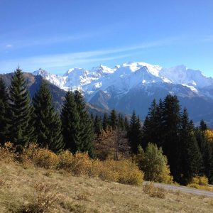 Hébergement insolite en montagne, avec vue imprenable sur les sommets enneigés.