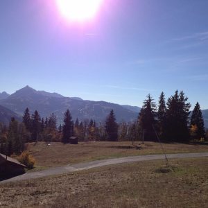 Hébergement insolite en Auvergne-Rhône-Alpes, vue panoramique sur les montagnes.