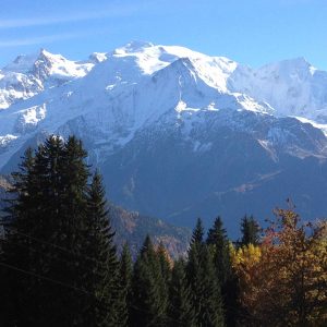 Hébergement insolite en Auvergne-Rhône-Alpes, avec vue sur les montagnes enneigées.