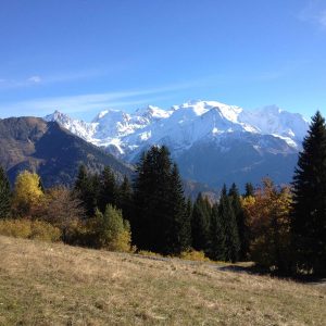 Hébergement insolite en montagne avec vue imprenable sur les sommets enneigés.